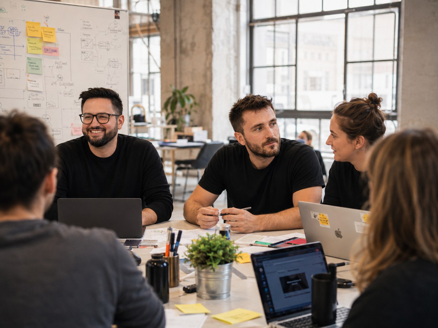 Team Noonic Labs in sessione di strategy AI e definizione roadmap col cliente, attorno al tavolo coi laptop