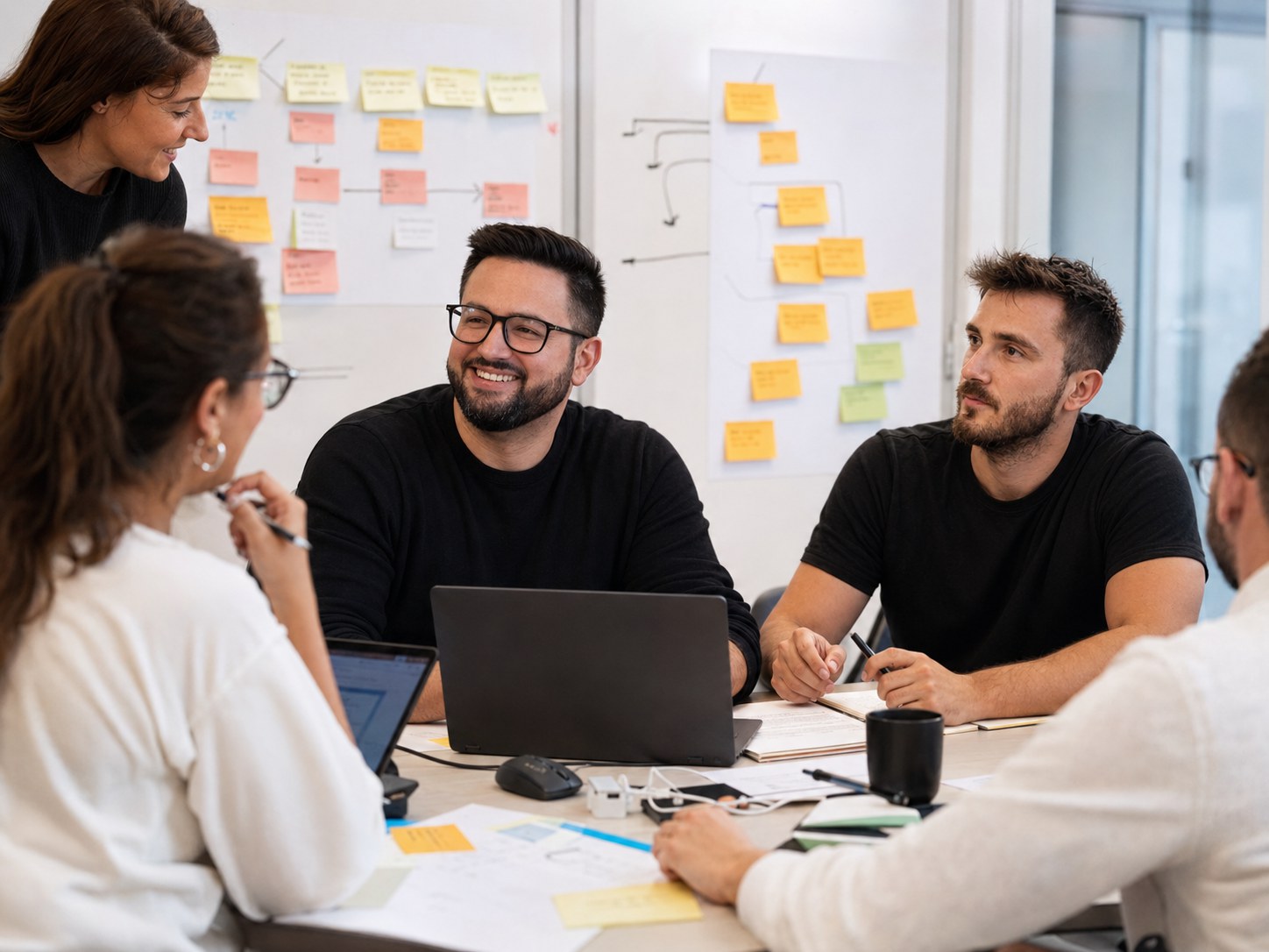 Team Noonic Labs durante un workshop di strategia AI con post-it di mapping su lavagna